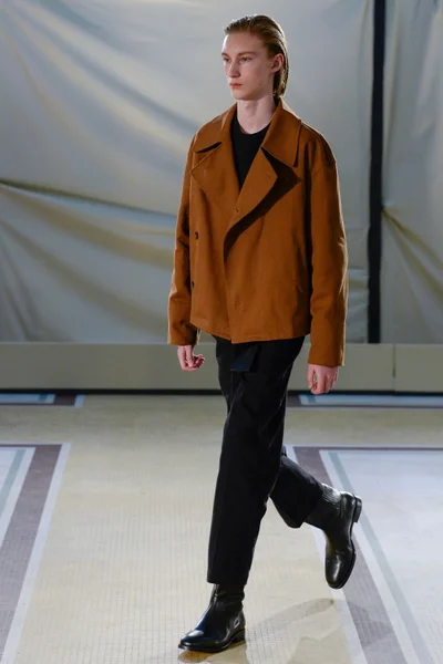 Look 19